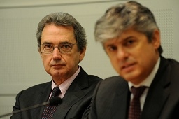 Telecom conferma debito e ricavi; avanti tutta su scorporo e fibra