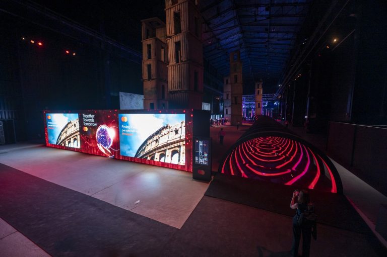 Pagamenti digitali, scatta l'ora del Pos olografico e del checkout biometrico