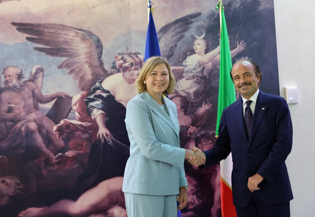 Leggi l'articolo Cloud e quantum, la Ue promuove l'Italia. Butti: "Siamo riferimento europeo"