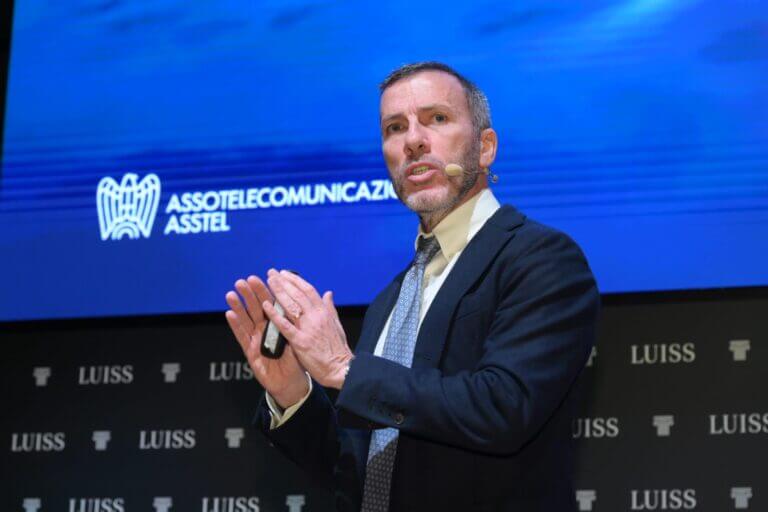 Tlc in trappola: costi alle stelle, ricavi in calo. Labriola: "Regole nuove per invertire la rotta"