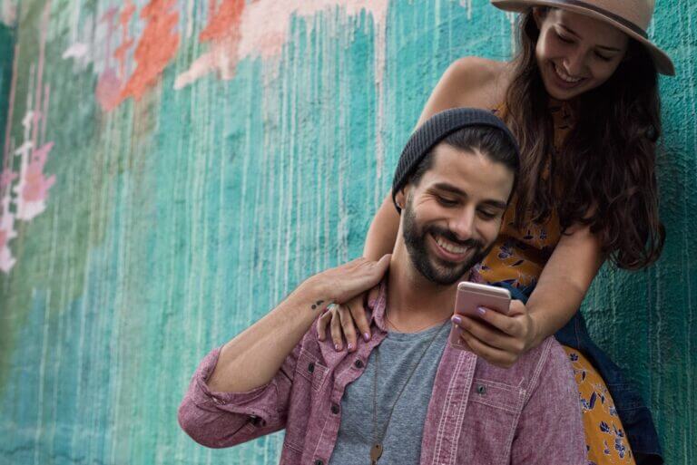 Couple-Cellphone-1023289660_CL1