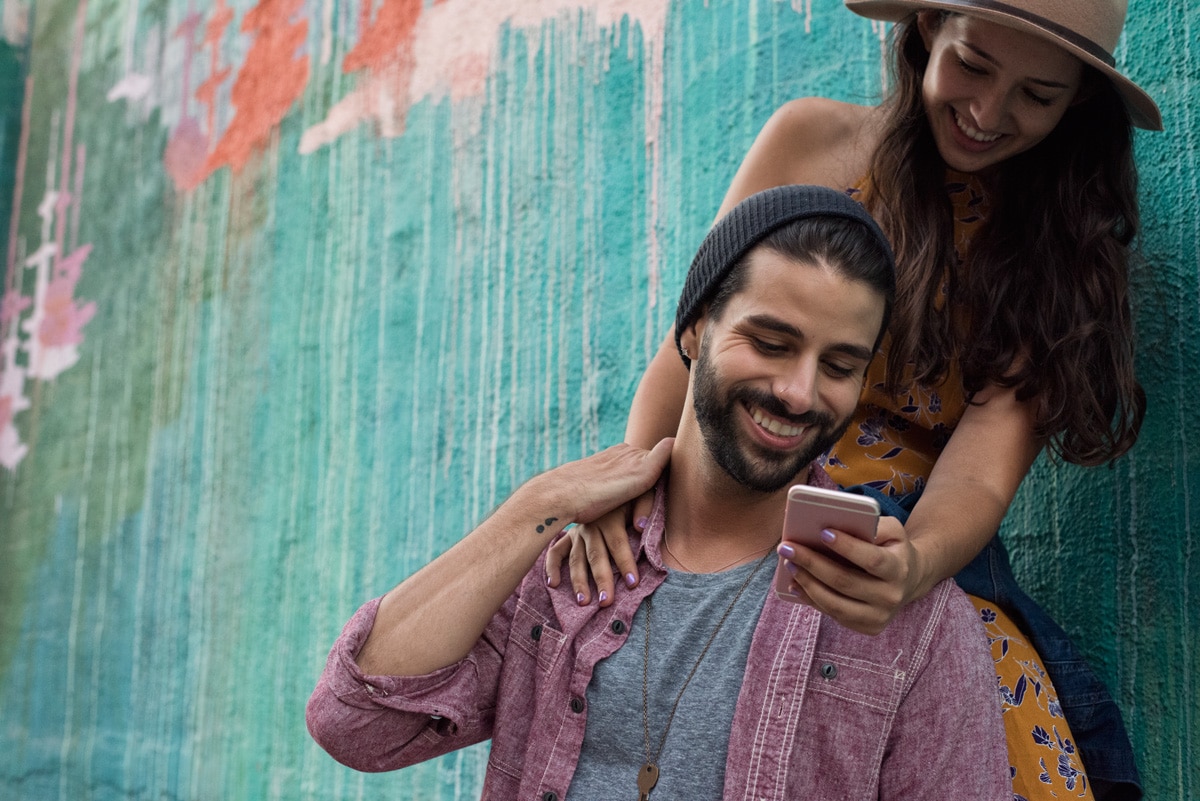 Couple-Cellphone-1023289660_CL1