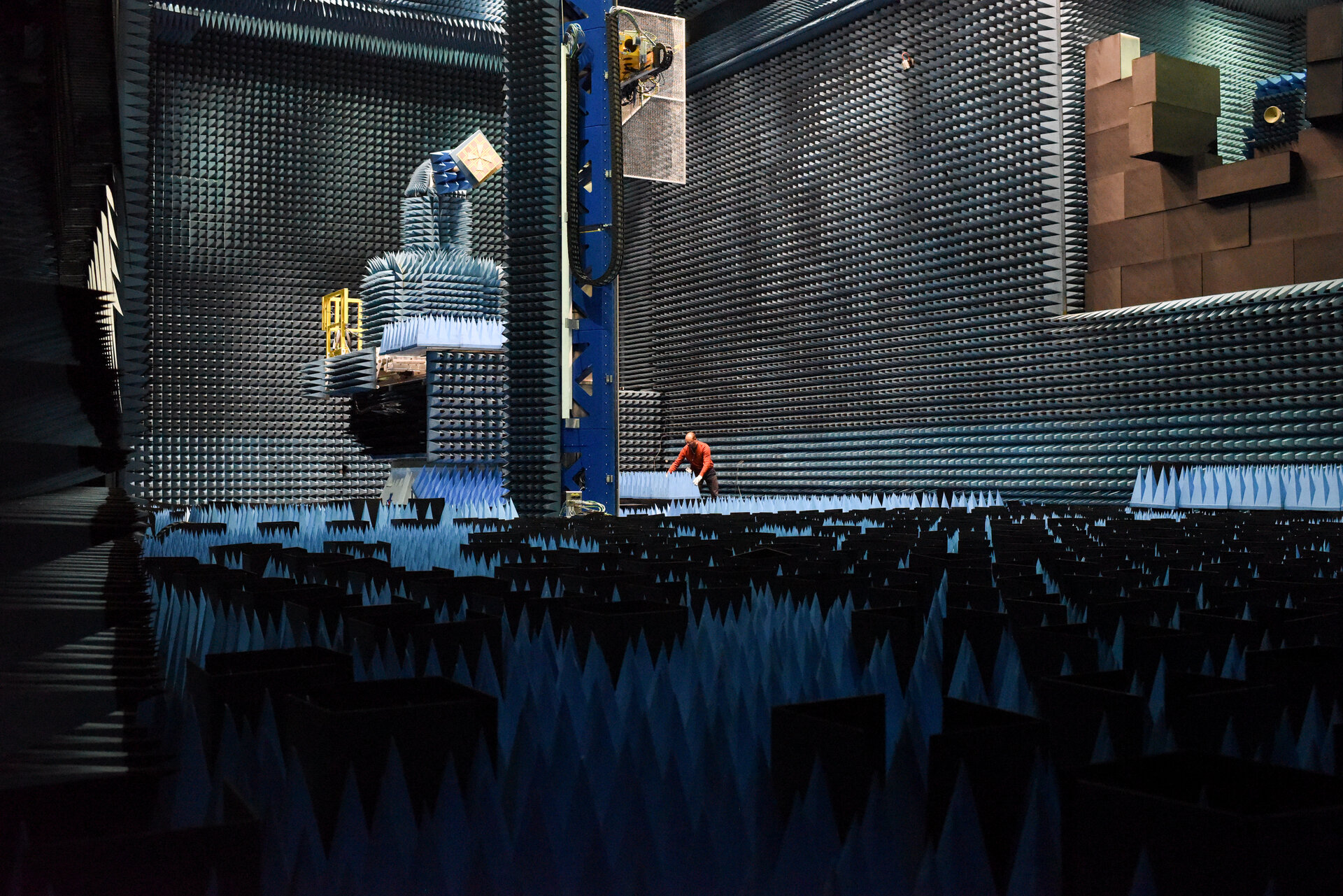 Inside_Hertz_Chamber_pillars-1