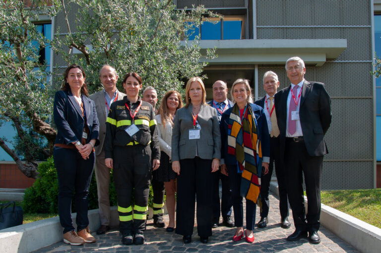 Il_Comando_Nazionale_dei_Vigili_del_Fuoco_C.N.VV_.F._in_visita_al_Centro_ESA_di_Osservazione_della_Terra_ESRIN_article