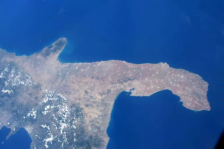la_puglia_dallo_spazio1.jpg