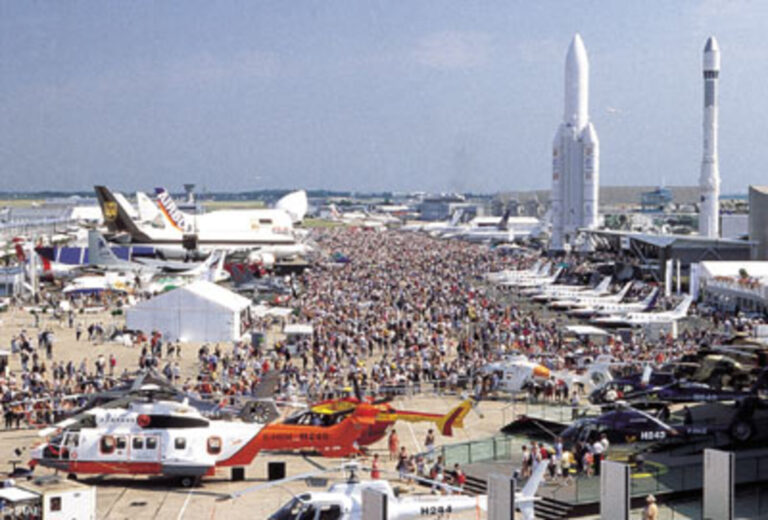 Le_Bourget_Air_Show_pillars