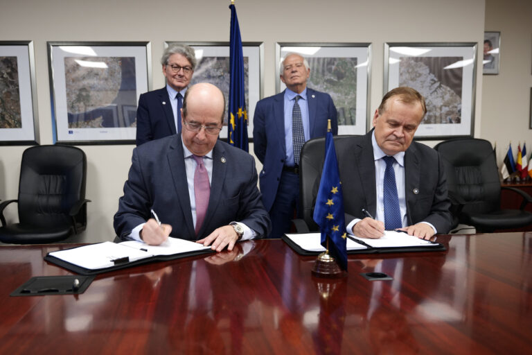 firma-accordo-scaled