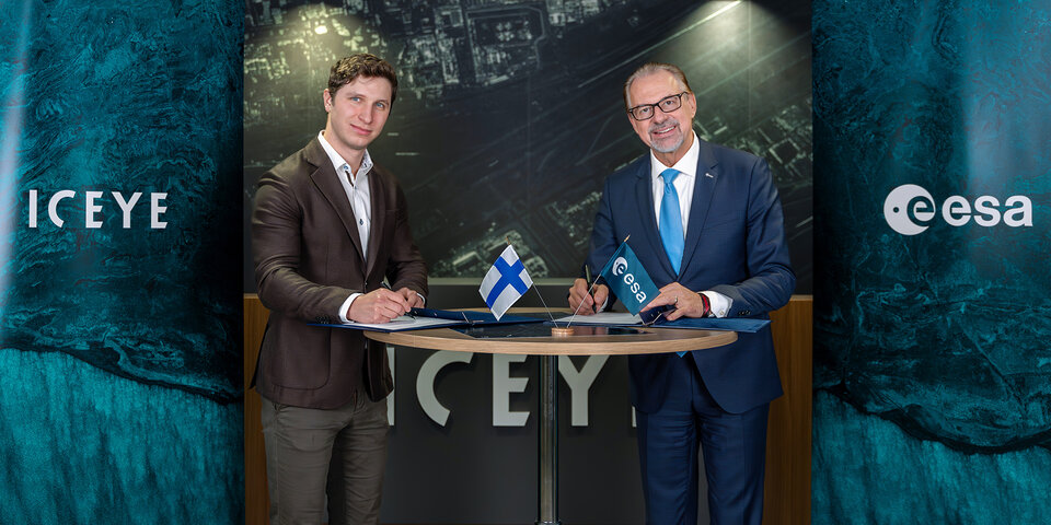 Rafal_Modrzewski_of_Finnish_micro-satellite_manufacturer_ICEYE_and_Josef_Aschbacher_Director_General_of_ESA_article