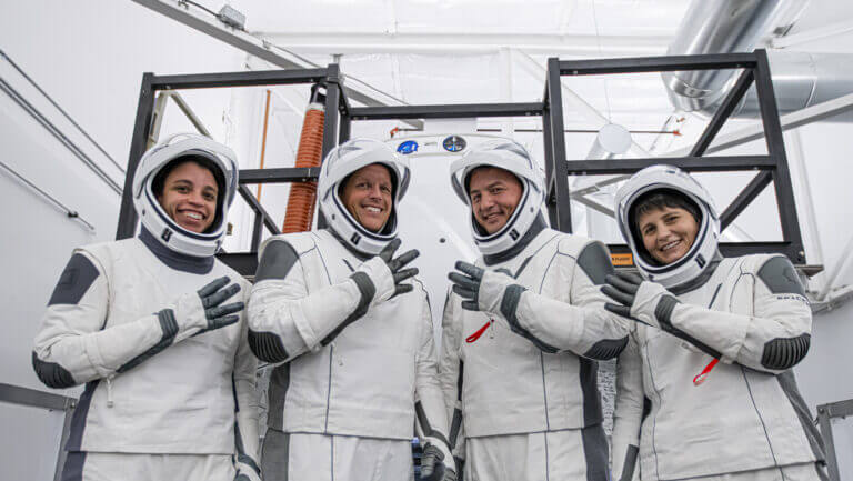 Crew-4_train_for_flight_on_Crew_Dragon_pillars1