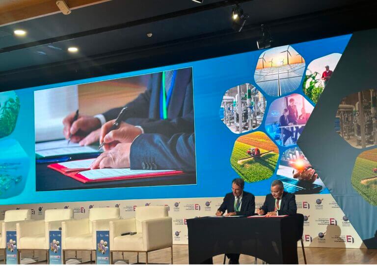 Signature of the MoU_Hervé Derrey CEO of Thales Alenia Space and Ahmed Toumi Chairman and CEO of Panafsat (from left to right)