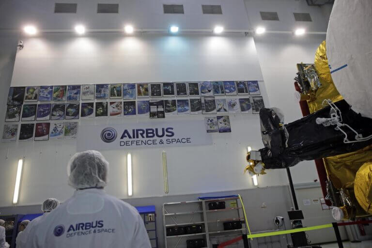 MINISTRO_DE_DEFENSA_VISITA_LA_EMPRESA_AIRBUS_DEFENSE__SPACE_14420396268-scaled