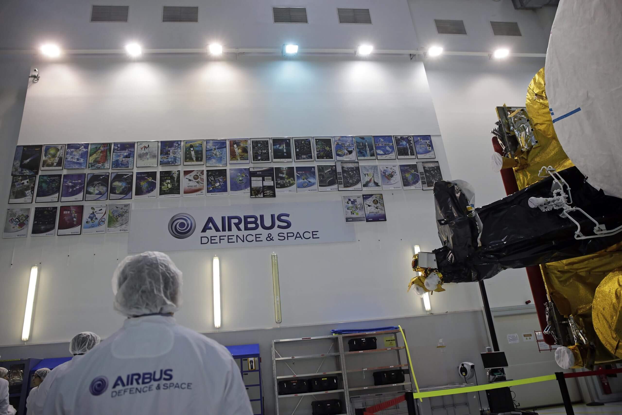 MINISTRO_DE_DEFENSA_VISITA_LA_EMPRESA_AIRBUS_DEFENSE__SPACE_14420396268-scaled