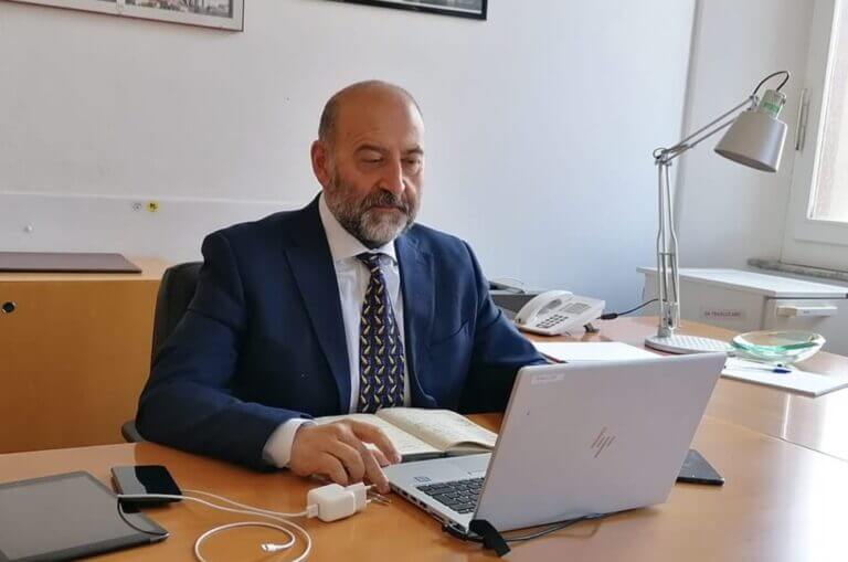 cropped-Andrea-Scrivania