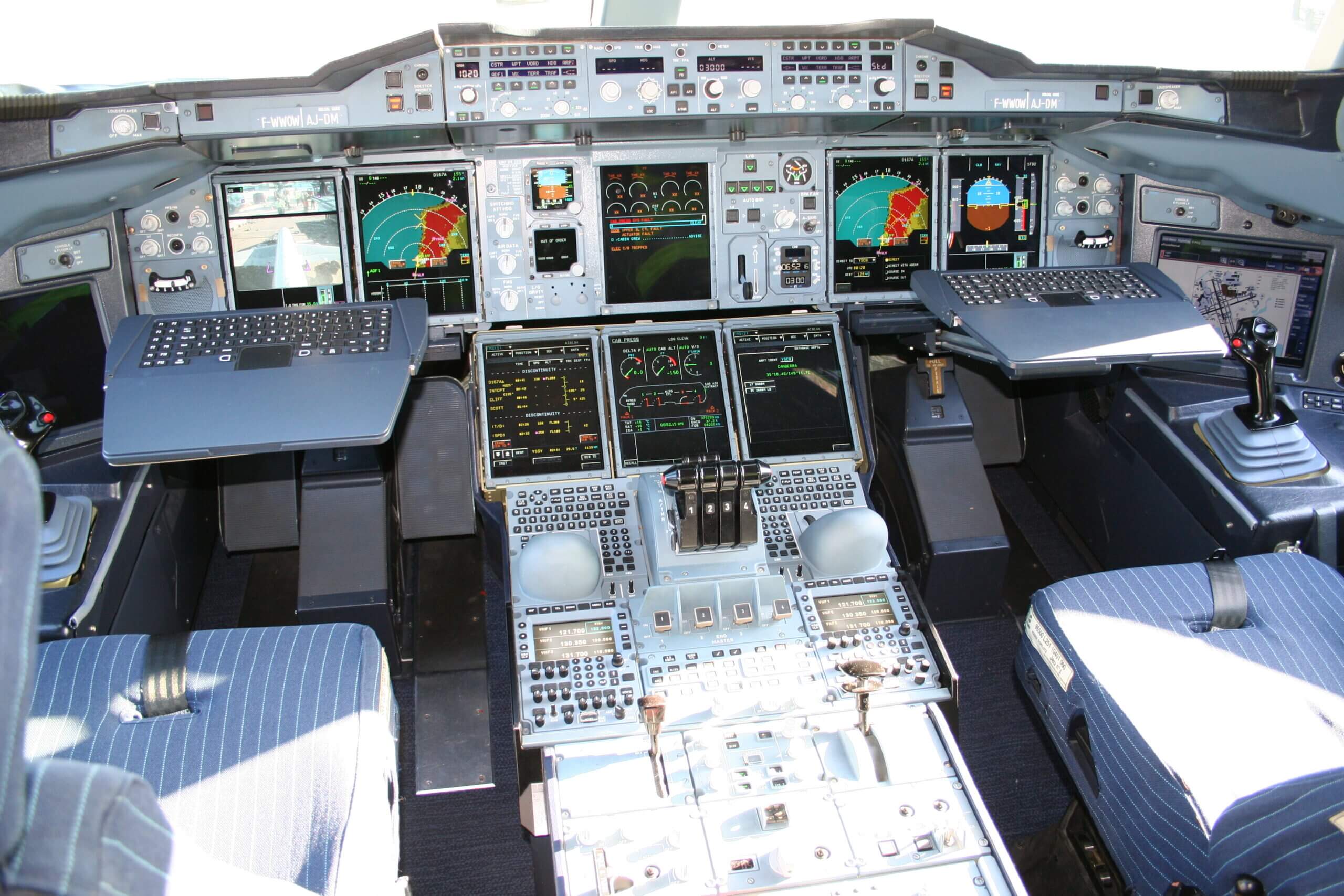 Airbus_A380_cockpit-scaled