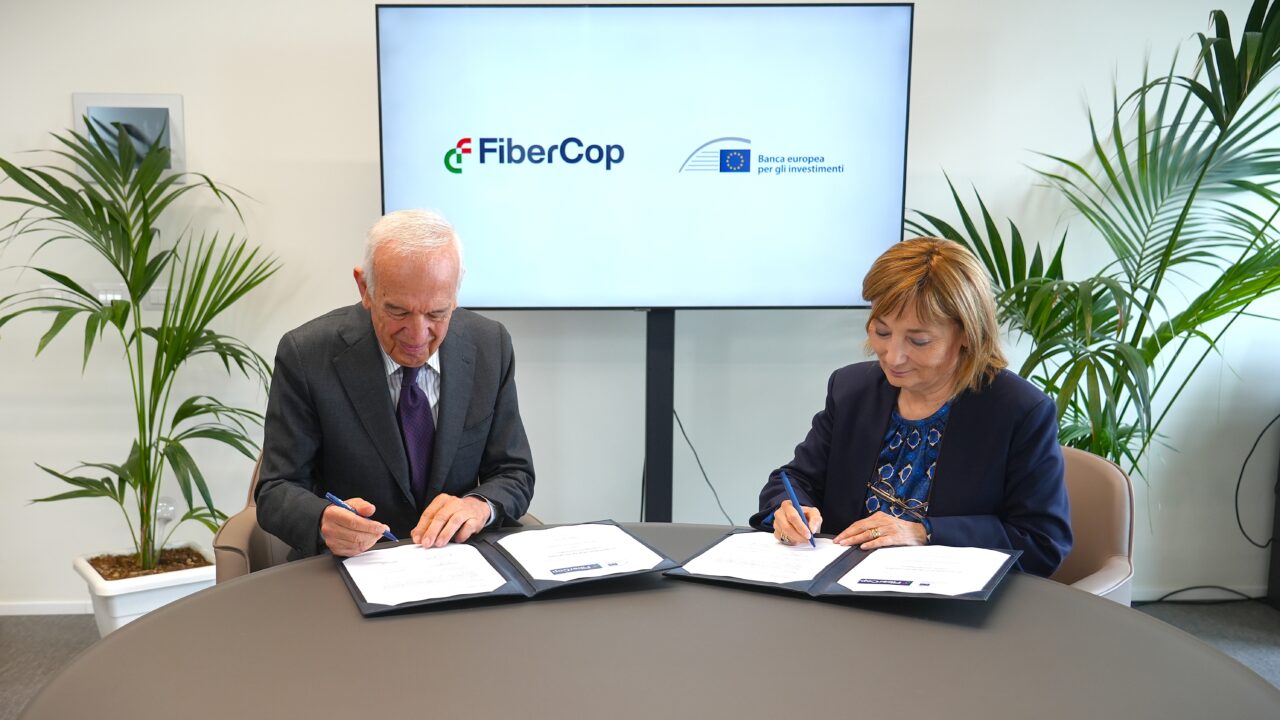 Firma accordo G.Vigliotti Vicepresidente BEI e M. Sarmi, Presidente e AD FiberCop