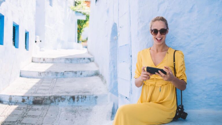 Turista im Marocco che grazie ad una esim resta in contatto con il Paese di origine