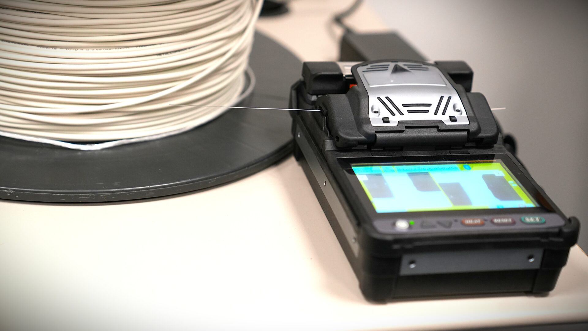 FiberCop apre la rete a Plenitude: fibra fino a 10 Gigabit per i clienti