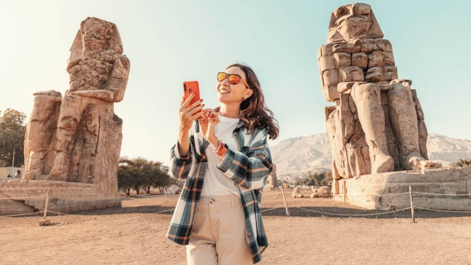 una turista carica foto min Egitto da condividere grazie alla connessione di una esim