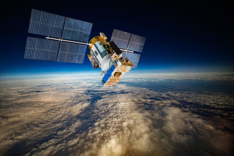Satelliti nello spazio: come evitare interferenze e mantenere armonia tra operatori ed astronomi