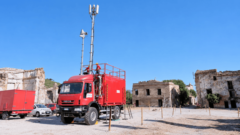 Camion Iveco FiberCop tra le rovine