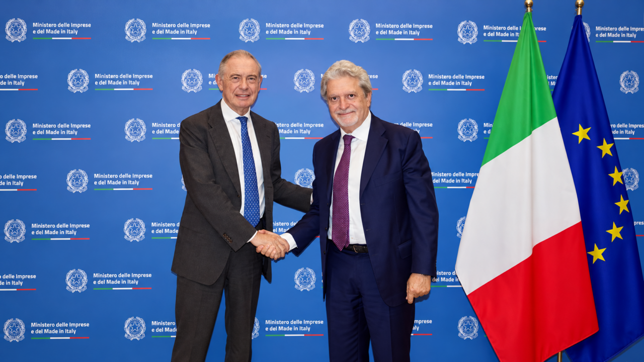 Incontro istituzionale con stretta di mano(1)